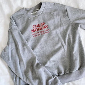 Cheap monday sweatshirt  - Flyttrensar garderoben så här kommer plagg jag inte använt på länge tyvärr, allt är fint skick 
