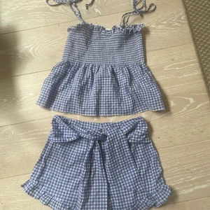 H&M - Sött set från HM. Stl S. Pepitarutigt vit och ljus blått. Shorts och linne med smock. Nyskick!