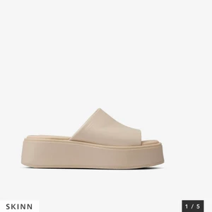 Vagabond Courtney Sandals - Sprillans nya sandaler från Vagabond, stl 38! Har inte tillgång till fler bilder just nu då jag inte är hemma, men skicka ett meddelande så bifogar jag egna bilder senare idag! :)