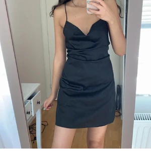 Satin klänning - Superfin svart satin klänning från NAKD men köpt här på plick! Endast använt själv en gång, fint skick, finns lite små vita prickar vid brösten som syns på sista bilden men det syns knappt om man viker in vid brösten. Sen har jag även sytt in den lite där bak (som syns på andra bilden) för att den skulle sitta bättre men det går att sprätta upp. Jag är 166cm lång och frakt tillkommer 💕 skriv privat så kan jag skicka fler bilder på hur jag sytt/”fläckarna”!