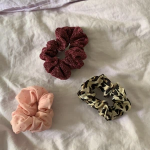 Scrunchies - Tre jättefina scrunchies i väldigt bra skick. Alla är från Glitter. Den ljusrosa och leopard mönstrade kostar 10 kr styck och den glittriga som är lite större kostar 20 kr styck ( frakten är inte inkluerad). 20kr för alla tre. 😊😘