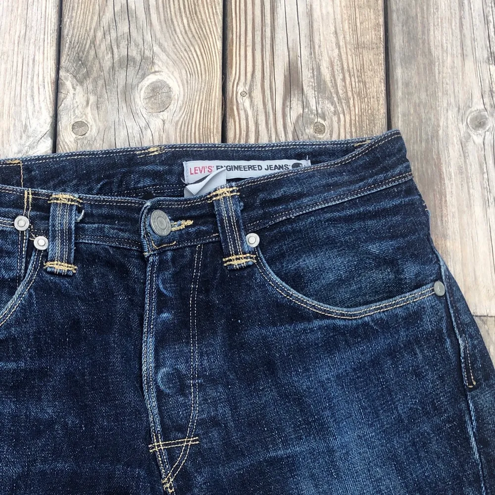 Jättefina midrise straight levis jeans köpta på second hand som tyvär inte passar mig. Det står på lappen i jeansen att de är i strl 31 men skulle säga att de är i storlek 36/38 och ganska långa. Jeansen är inte sönder på något sätt och i bra skick💕☀️. Jeans & Byxor.