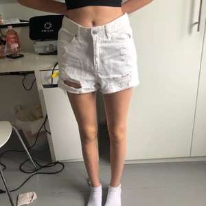 Vita shorts - Shortsen är i väldigt gott skick och nästan aldrig använd. Det är min lillasyster som har på sig shortsen. Säljer de då de inte passar längre. Köparen står för frakt men kan samfrakta 💕