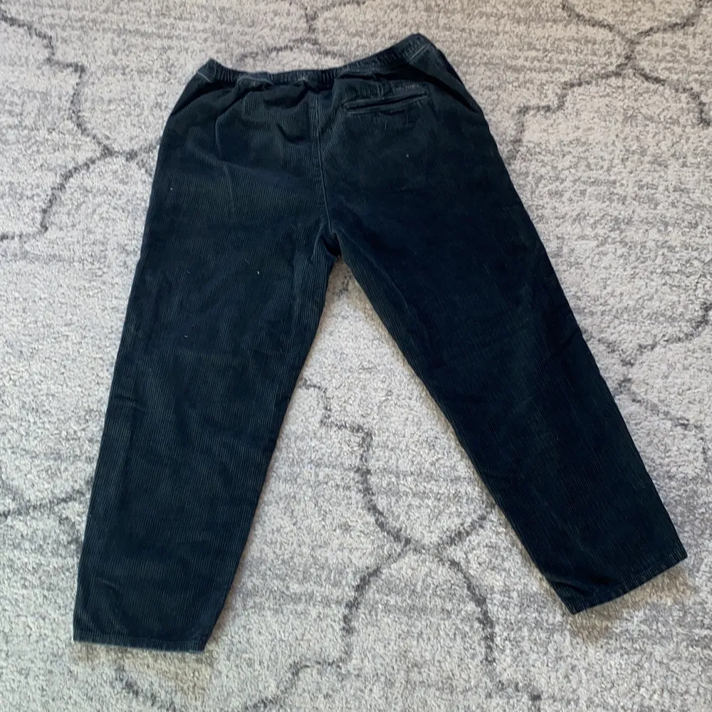 jag säljer dessa helt oanvända svarta manchester byxor vilket jag köpte från Urban Outfitter för priset 300kr🦋 de är i en bra skick och har aldrig använt de✨ de är väldigt sköna allmänt och passar bra till vardagen✨ de är ganska relaxed men ändå straight i passform🐝. Jeans & Byxor.