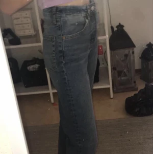 Mom jeans (dom är inte sålda) - Hej! Säljer nu dessa fina byxor! . Har aldrig använt dom då jag tycker dom e för korta för mig🥺Jag är 167 typ(djur finns hem) 