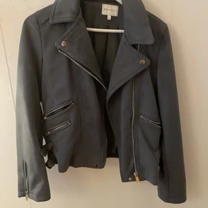 mocka jacka - Snygg jacka i mocka imitation, använd fåtalgånger, som ny, strlk M. 👌🏽💕 Frakt 66kr , kan mötas i nacka eller på värmdö/gustavsberg :D