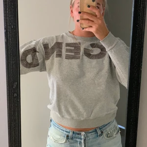 grå tröja - croppad grå tröja med texten ut på armarna 🤍