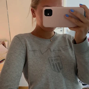 Tröja - Grå tröja från Gant. Använd några fåtal gånger och i superfint skick! (Pris kan diskuteras) Skicka meddelande vid frågor/intresse💖