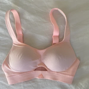 Adidas sport-bh - Aprikosfärgad sport-bh från Adidas, som tyvärr är för liten för mig. Skriv för mer frågor kring storlek💕💕