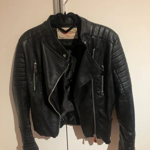 Skinnjacka - Skinnjacka i strl 40 som endast är använd ett fåtal gånger. Säljer för 350kr. Kan mötas upp i Stockholm eller frakta!