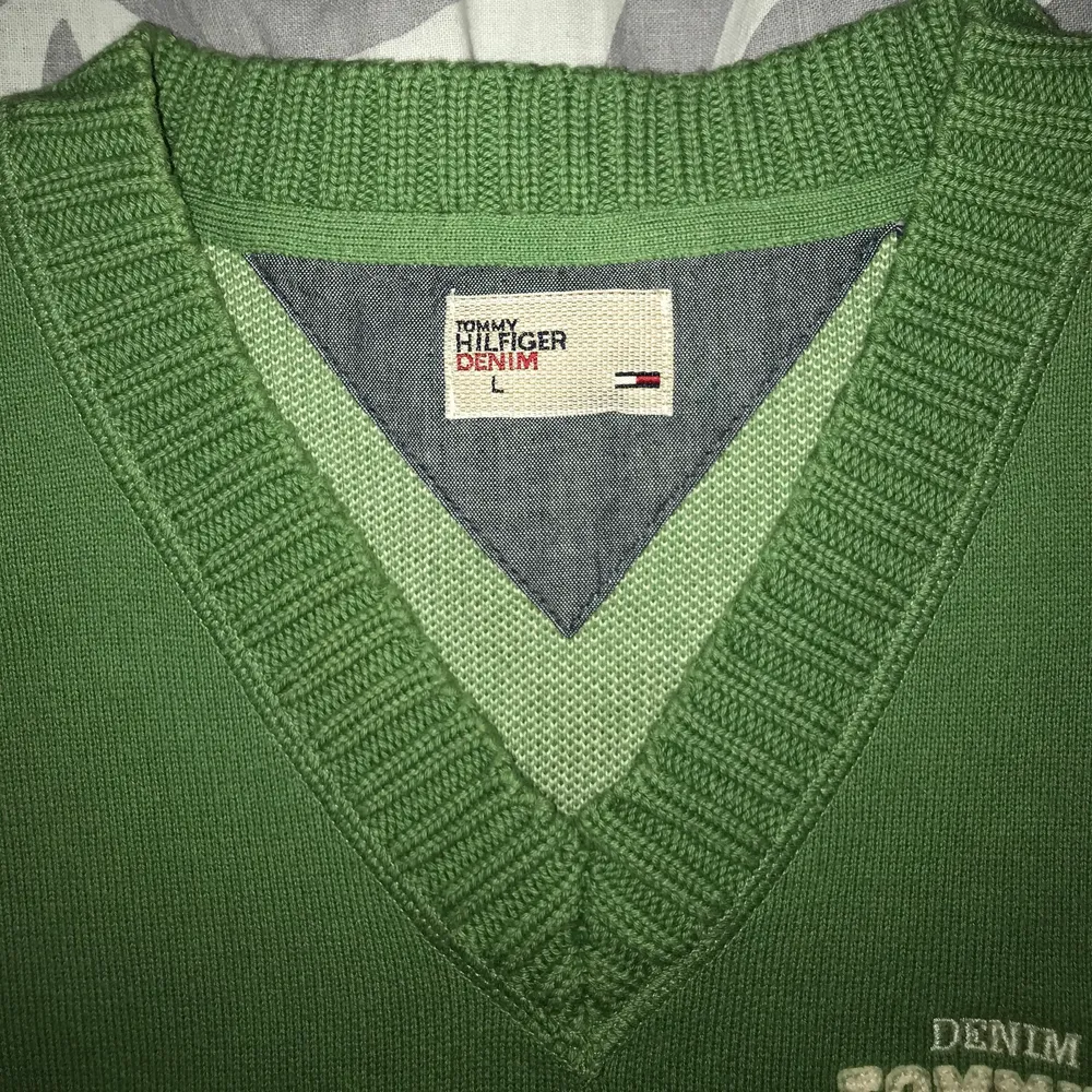 En cool grön Tommy Hilfiger pullover. Säljes då den inte kommer till användning. Möts ej upp på grund av Corona men vi delar på frakten;). Tröjor & Koftor.