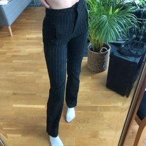 Kostymbyxor - Sköna kostym byxor från weekday säljer både svarta och gråa i samma model💋