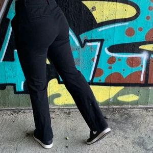 Kostymbyxor från STOCKH LM  - Säljer mina super sköna kostymbyxor som är i strechmaterial men ser ändå väldigt lyxiga ut. De är från STOCKH LM och är i väldigt bra skick 👖
