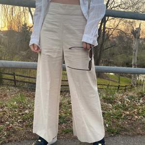 Ett par ass snygga raka linne byxor som är trendigt inför sommaren. Säljs pga att jag har två av dessa ass snygga fresha beige byxor tydligen. Budgivning. Startpris 200kr. 