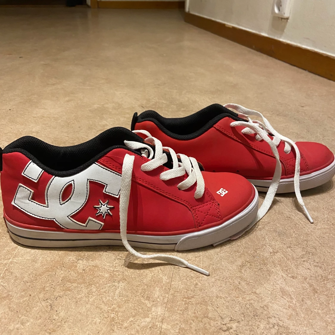 Ett par röda skor från second hand i storlek 36 - 90