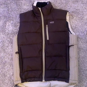 Brun väst - Jag säljer en jätte fin brun väst som är i jätte bra skick. Jag säljer pga att den är för stor för mig. Jag köpte den för 880 här på plick och säljer nu för 400kr💕