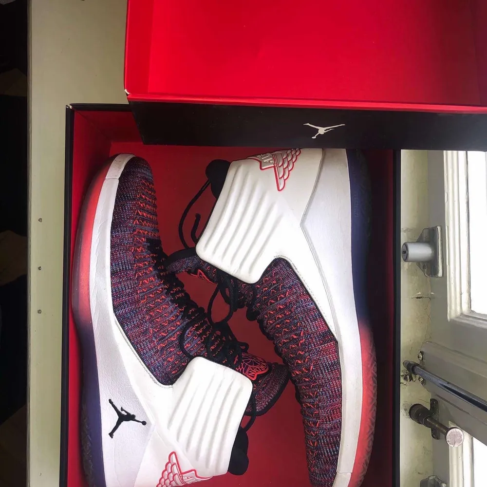 Jordan 32 finale i storlek 46EU/12.5US i perfekt skick, köpta för 2750 och kommer i boxen. Köparen står för frakt. (ÄKTA) självklart. Skor.