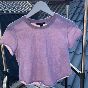 T-shirt - T-shirt från Forever21 i storlek S. Sparsamt använd, lite nopprig, inga mindre fläckar eller sådant. Möts upp i Ljungby eller fraktar för 51 kr (endast spårbart)