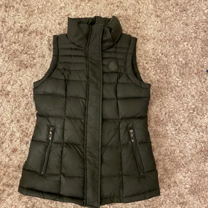 HOLLIES Väst  - Storlek 34 passar både xs och s, har inte använts på länge, har knappt användit den. Köpte den för 2000 kr och såljer den för 1500kr.( kan jätte gärna diskutera och sänka priset). Köparen står för frakten. 