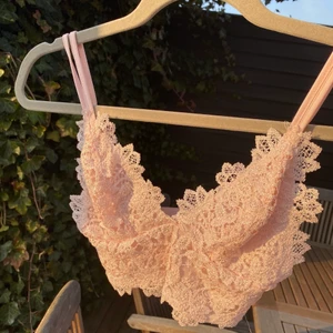 Topp - Ljusrosa topp💕 missfärgad i tvätten där bak men det syns inte så mycket! Frakt tillkommer🤍