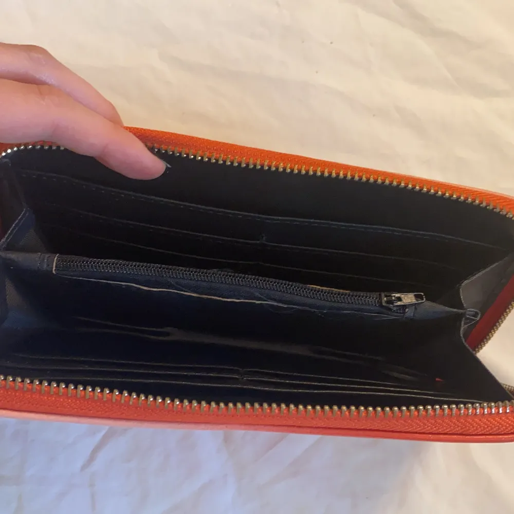 Rosa/orange plånbok som rymmer mycket. Använd några gånger men är i fint skick. (Pris kan diskuteras) Skicka medelande vid intresse/frågor💖. Accessoarer.