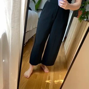 Vida, svarta byxor - Ett par vida, croppade, svarta byxor från Only. Väldigt skönt material nu framåt vår/sommar! 🌸 Storlek 36, längd 32. Jag är 160cm för referens! 🌿 Köparen står för frakten!