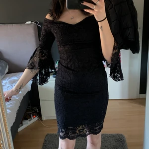 Black Dress - - Jättefin svart spetsklänning. Användt endast en gång på bal. Superfin skick och inga slitningar i spetsen. (skickar gärna flera bilder). Köpt från Nelly för ungefär 700kr om jag minns rätt. (pris kan diskuteras vid snabbköp).
