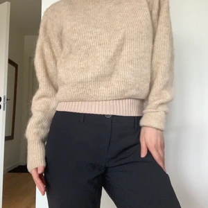 Stickad beige tröja från &otherstories - Oanvänd stickad mjuk tröja från &OtherStories i storlek XS