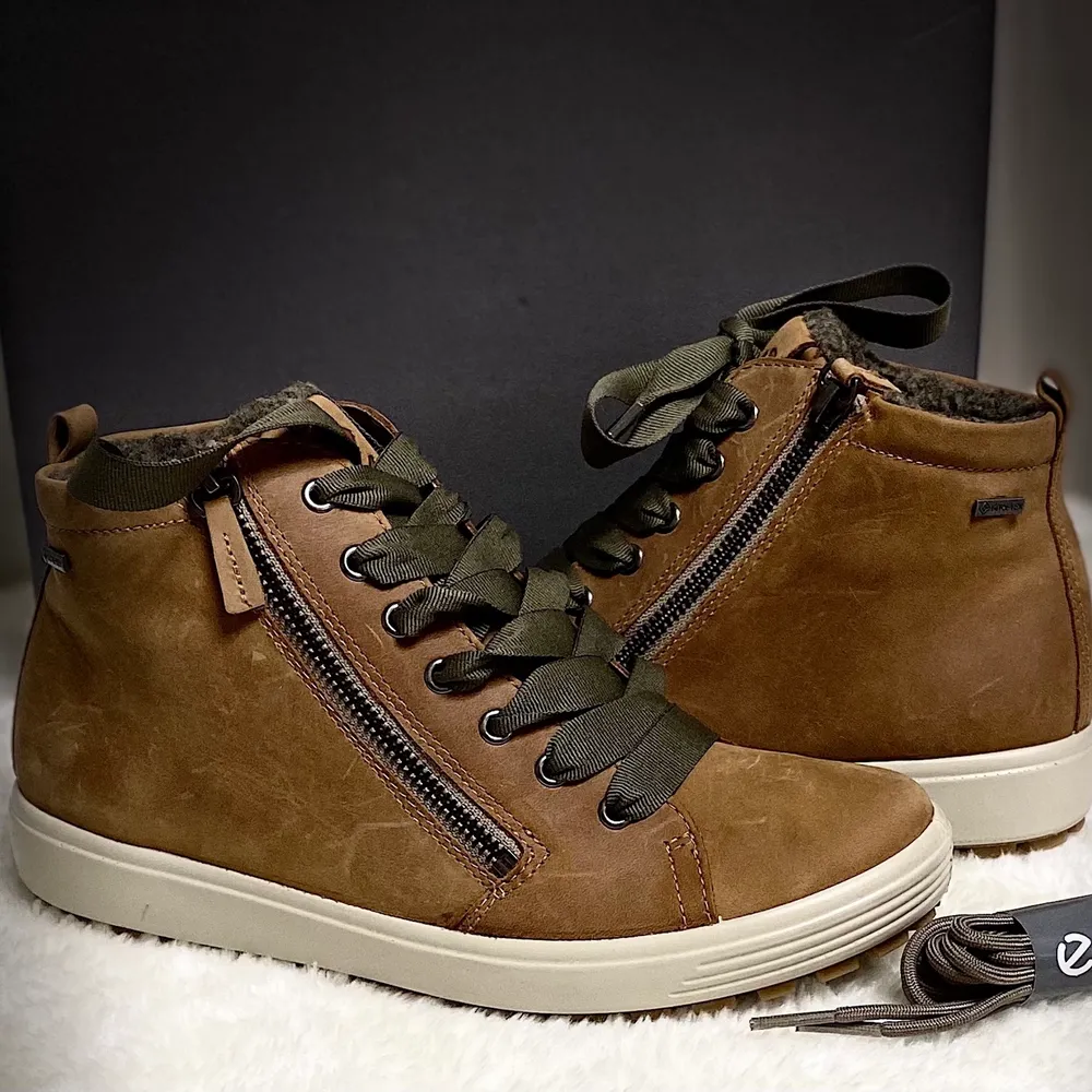 Oanvänd kängor från Ecco är i läder  kan även användas till vintern, Färg brun,ingår extra skosnöre till skorna. Frakt ingår. Skor.