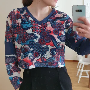 Meshtröja från Monki XS - Cropped meshtröja med mönster. Köpt från Monki för några år sen. Storlek XS & i mycket gott skick💗Frakt ingår i priset!💗! 