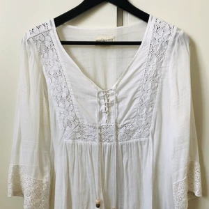 Blus från Ralph Lauren - Vit blus från Ralph Lauren med broderidetaljer.