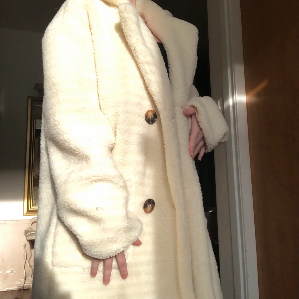 En jätte fin, mysig och varm jacka som är ifrån prettylittlething. Den är helt ny och är tyvärr för stor för mig. Strl 38 . Takit.