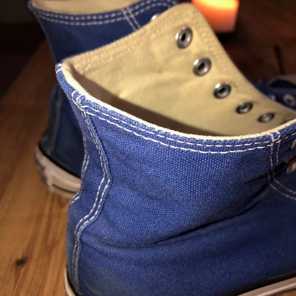 Ett par blåa äkta converse som knappt är använda. Tvättas givetvis innan säljning. Frakt tillkommer. Säljs utan snören. Så fin färg och passar perfekt nu inför våren och sommaren!💟. Skor.