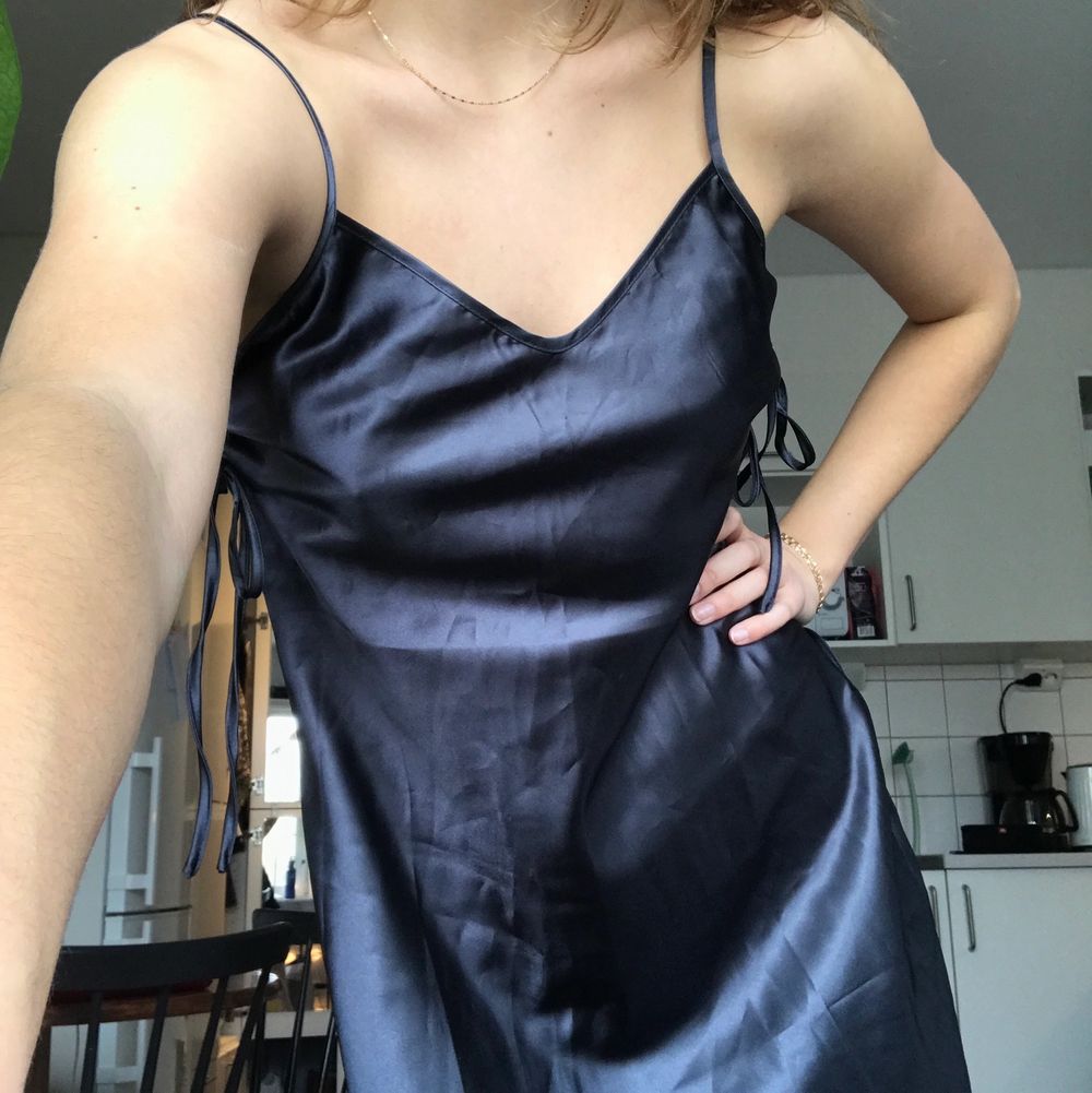 Mörkblå kort lite utsvängd klänning i siden, med knytning på sidorna. Tyvärr för stor för mig. . Klänningar.