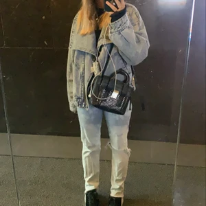 Väska ifrån 3.1 Philip lim - Super fin väska ifrån 3.1 Philip lim, de kostar 7000-8000kr orginal pris. Super fin och är i storlek mini men rymmer så mycket vilket jag älskar. Ni får gärna buda eller vill ni ha mer bilder är det bara att skriva till mig!