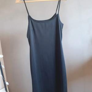 Suuperfin svart slip dress köpt secondhand! Tyvärr har den några defekter (bild 2 o 3) o prislappen är borta men skulle säga att den är i strl M!😁
