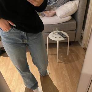 Säljer dessa superfina jeans från monki i storlek 27. Säljer för att dom är lite stora för mig. Dom är använda men u ett fint skick🥰 köparen står för frakten. 
