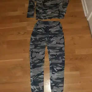 Militär set i storlek xs funkar även som s då de inte ska sitta åt. Jätte bekvämt set, känns som att ha på sig mjukis men med stil. Tröjan e knappast använd,byxorna sparsamt. Se bilder 