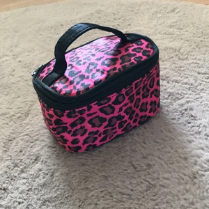 Sminkväska - En ganska liten sminkväska i lejopad mönster från Lindex. Är perfekt för resväskan och superfin att att ha sitt smink i 💜
