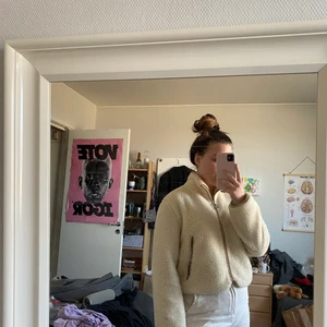 Teddyjacka Urban Outfitters - Jättefin teddyjacka från Urban Outfitters, inköpt i Stockholm 2019. Inte använd så många gånger.