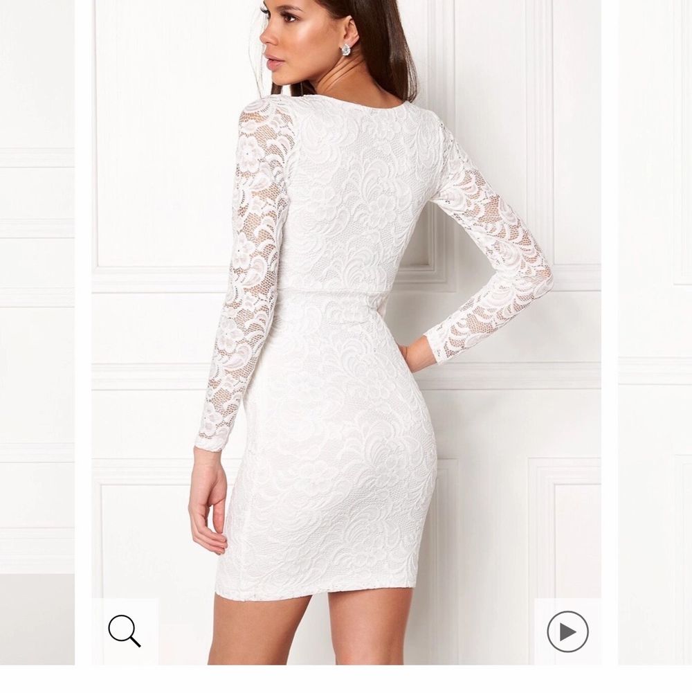 Hej! Jag söker denna klänning från Bubbleroom som heter ”Marta Lace Dress White” i storlek M, skicka meddelande om du eller någon du känner har denna och kan tänka sig sälja den. Den är slutsåld överallt och jag vill så gärna ha denna på min student. . Klänningar.