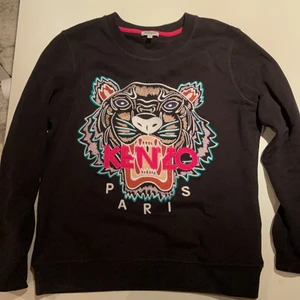 KENZO - Superfin Kenzo sweatshirt. Knappt använd, Max 4-5 ggr. Köpt för 2000kr och är som i nyskick. Jättebra passform, kan även skicka bild med tröjan på om du är intresserad! Pris budas!