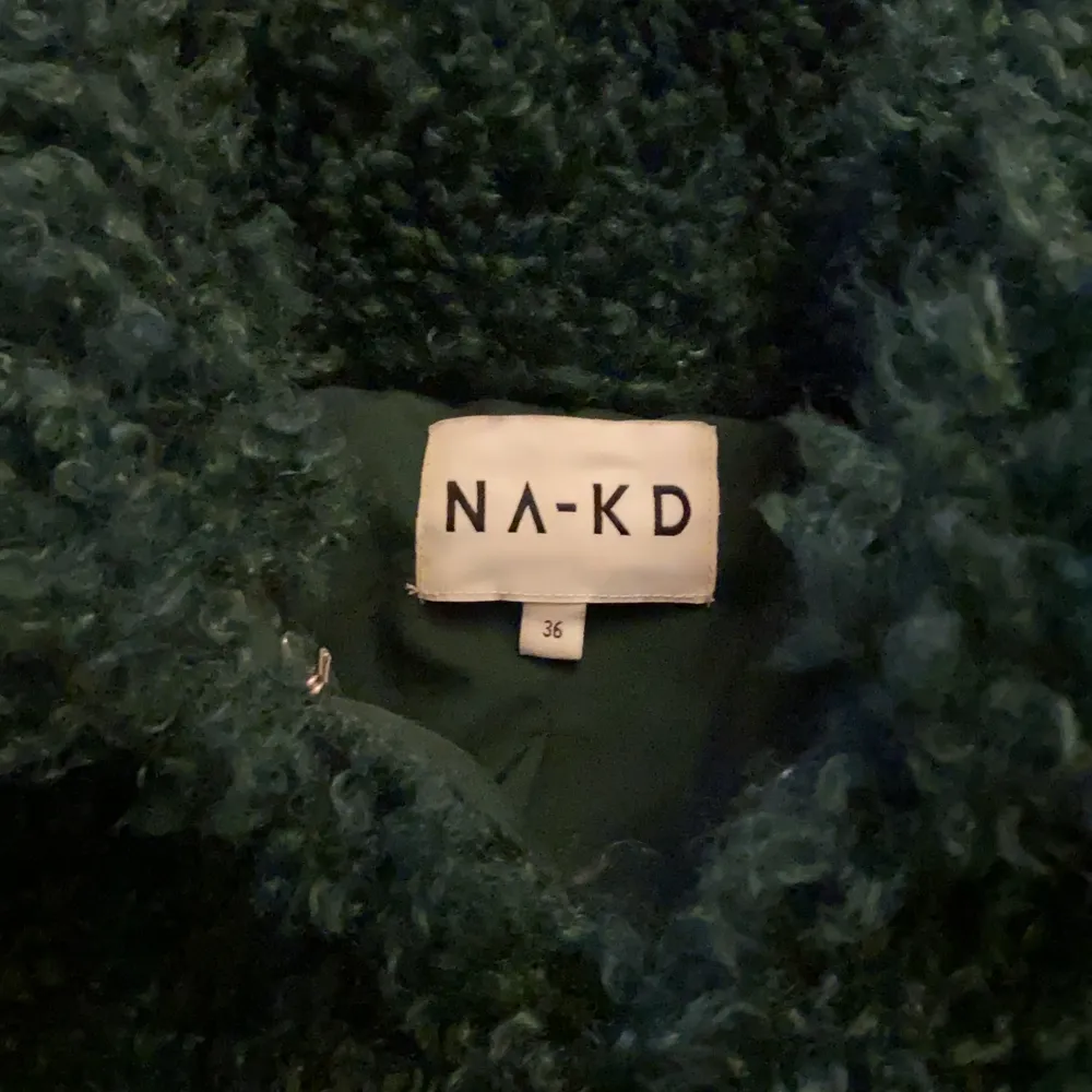 Sjukt cool jacka från NA-KD 🧥 en trendig mörkgrön färg! I nyskick! Storlek 36! Pris kan diskuteras vid snabb affär! . Jackor.