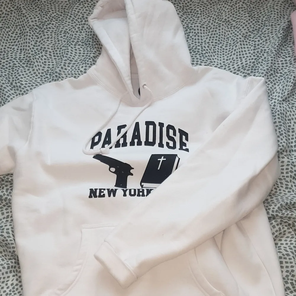En vit hoodie från märket paradise Nyc. Köpt på junkyard förra året för 1200 kronor. Använd 1 gång!!! Köpare står för frakten. Hoodies.