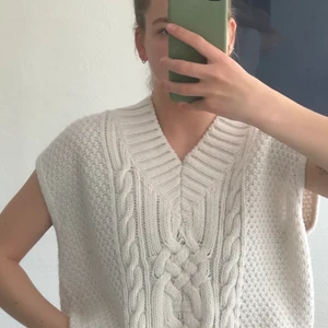 Stickad väst - Säljer min fina stickade väst från hm! Inte använd särskilt mkt så fortfarande i fint skick!