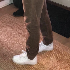 Manchester byxor - Säljer ett par SUPERfina bruna Manchester byxor då de tyvärr är för stora för mig! Är i nyskick och sitter ganska långt ner på mig som är 170 cm. Frakten ink i priset! Hör av dig om frågor💗