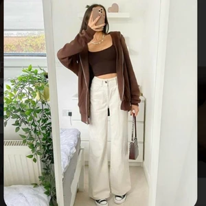 Brun zip-hoodie - Säljer min bruna oversized zip-hoodie från Brandy Melville. Jag har använt den högst 5 gånger och den är i mycket bra skick. Jag har inte haft många tillfällen att använda den och därför säljer jag den till någon som hellre vill ha den och får mer användning av den 🥰