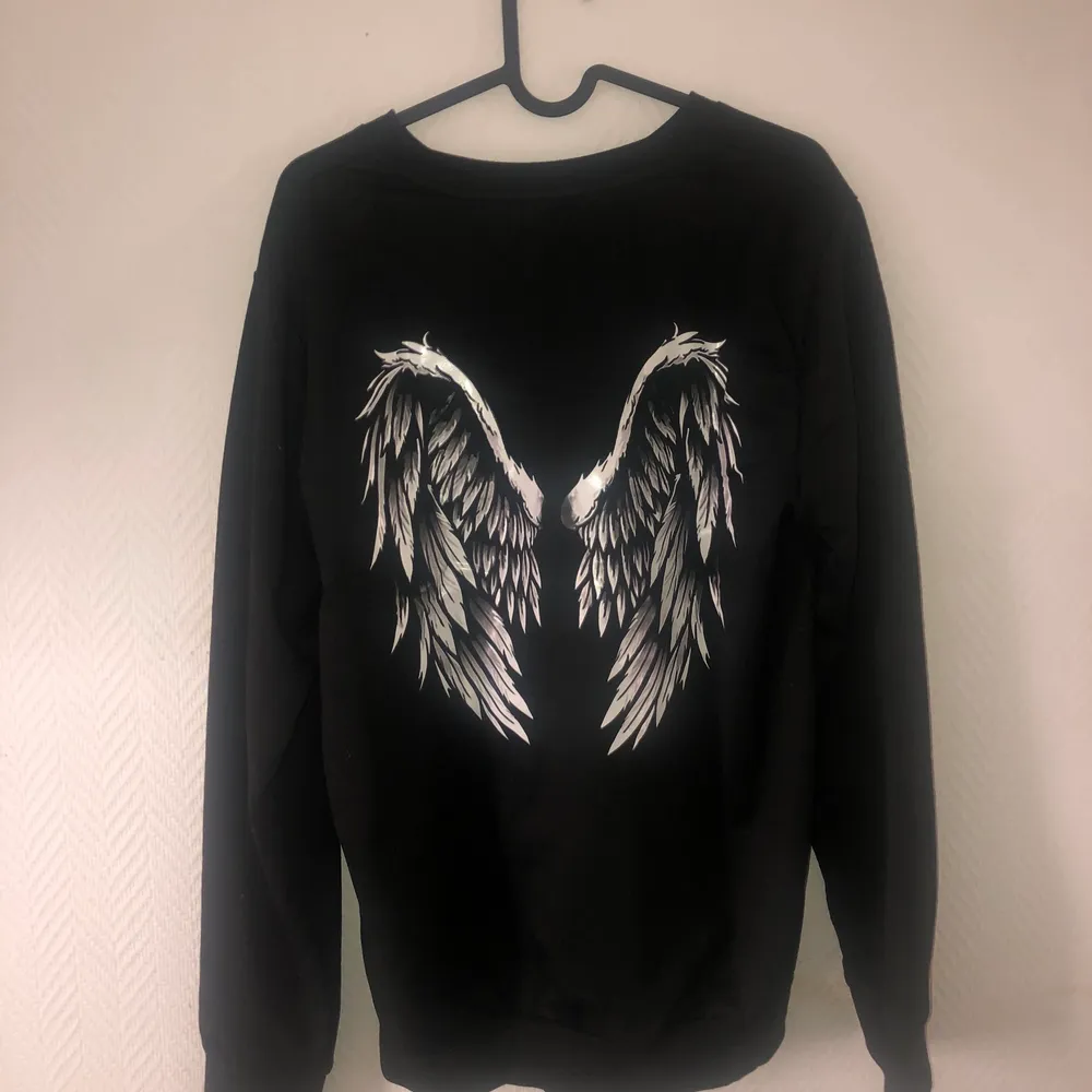 En långärmad tröjja med ängla vingar på ryggen💓. Tröjor & Koftor.
