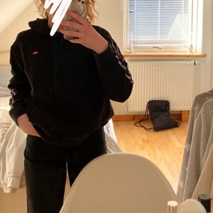 Levis hoodie - Nästan oanvänd hoddie från Levis i storlek xs-oversized så skulle säga en s.