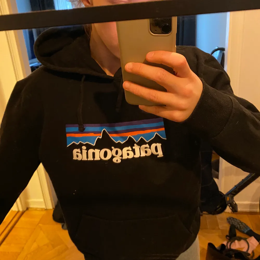 Säljer min superfina patagonia hoodie som dessvärre inte kommer till användning längre. Den är i storlek herr S, så oversized M för dam. Originalpris 1000kr. Hoodies.